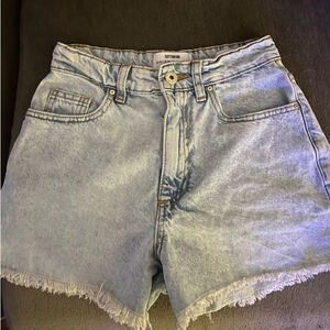 Cotton On Mom Jean High Rise Light Wash Blue Jean Shorts Frayed Hem Casual